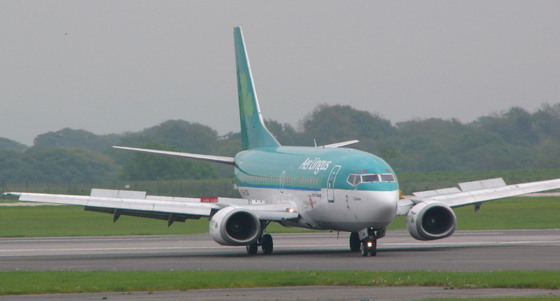 Un 737-600 de Aer Lingus con los spoilers desplegados después de un aterrizaje exitoso